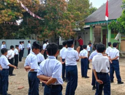 Santri Darul Ishlah Kibarkan Merah Putih di Tengah Hujan Deras, Semangat 80 Tahun RI Membara